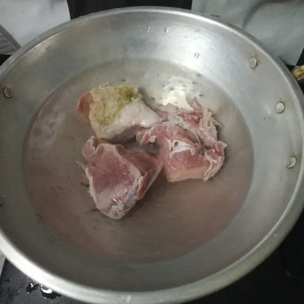 Rebus daging sapi selama 30 menit. Tiriskan.