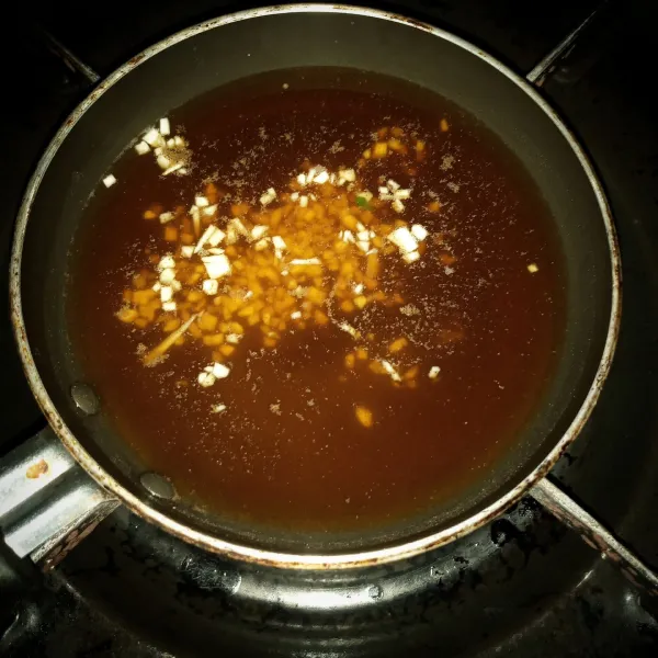 Tuang ke panci kecil/ sauce pan campuran kecap, bawang putih cincang dan air. Rebus sampai mendidih.