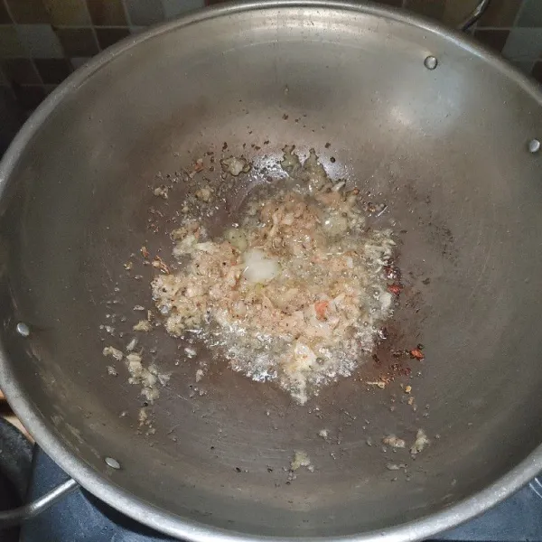Tumis bumbu yang sudah dihaluskan hingga harum.