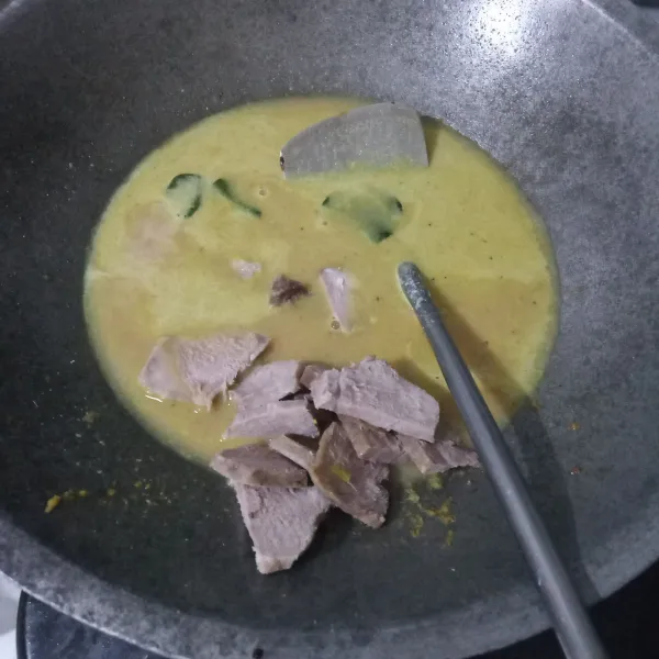 Masukkan irisan daging sapi.