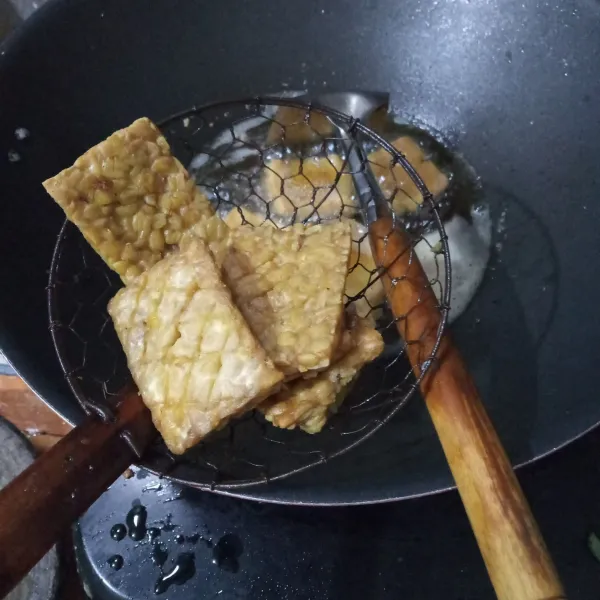 Goreng dalam minyak panas hingga matang. Angkat dan tiriskan.