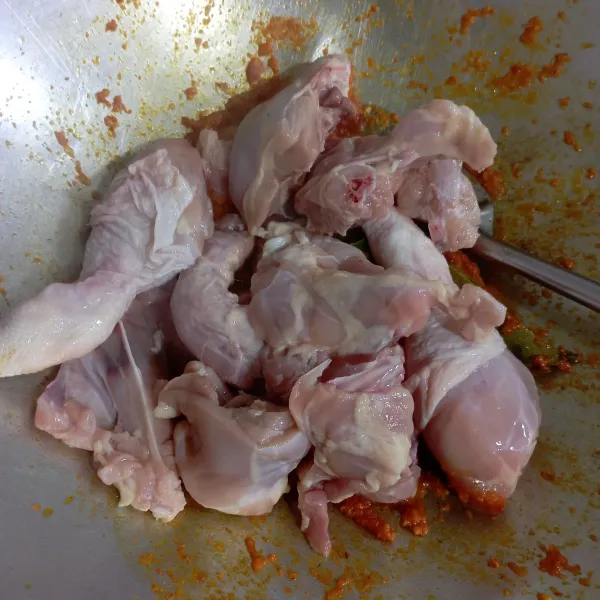 Lalu masukan daging ayam aduk rata