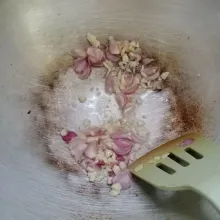 Panaskan 3 sdm minyak. Tumis bawang merah dan bawang putih sampai harum dan matang.