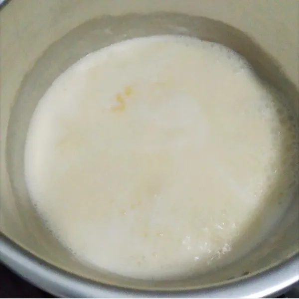 Masak air dengan susu kental manis putih hingga mendidih, lalu masukkan margarin, aduk hingga rata.