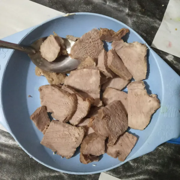Iris daging tipis-tipis.