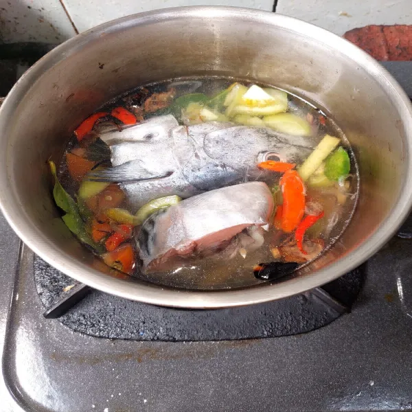 Masukkan ikan, bumbui dengan kecap manis, garam dan lada. Masak sampai ikan matang dan bumbu meresap. Matikan api.