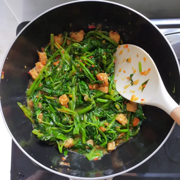 Aduk dan masak sebentar, kemudian tes rasa lalu matikan api.