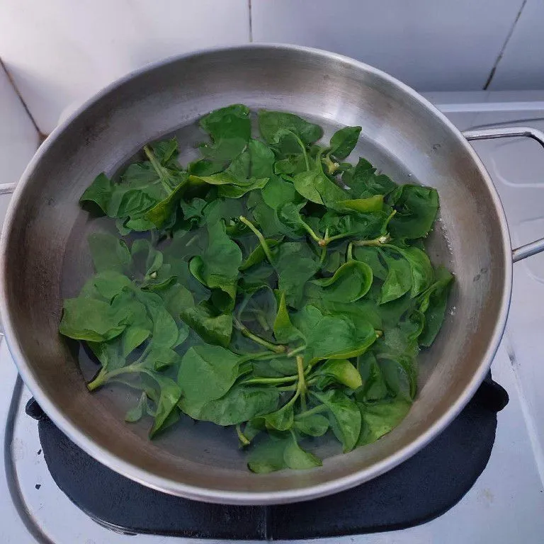 Step 2 Tumis Bayam Brazil ala Korean Food