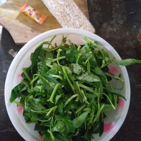 Siangi kangkung.