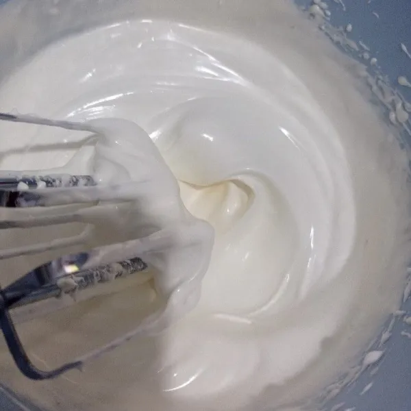 Kocok telur, gula, vanilli, dan sp dengan kecepatan max, sampai mengembang putih berjejak.