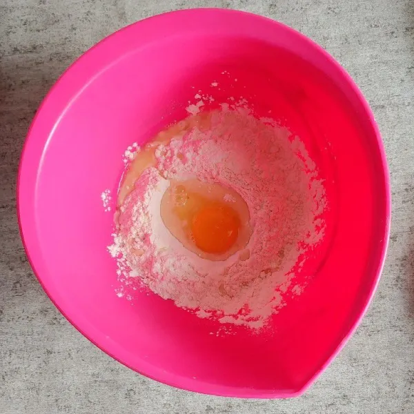 Campur jadi satu tepung terigu, telur, gula dan ragi. Aduk rata, tambahkan sedikit demi sedikit air/ susu sambil terus diaduk agar tercampur rata.