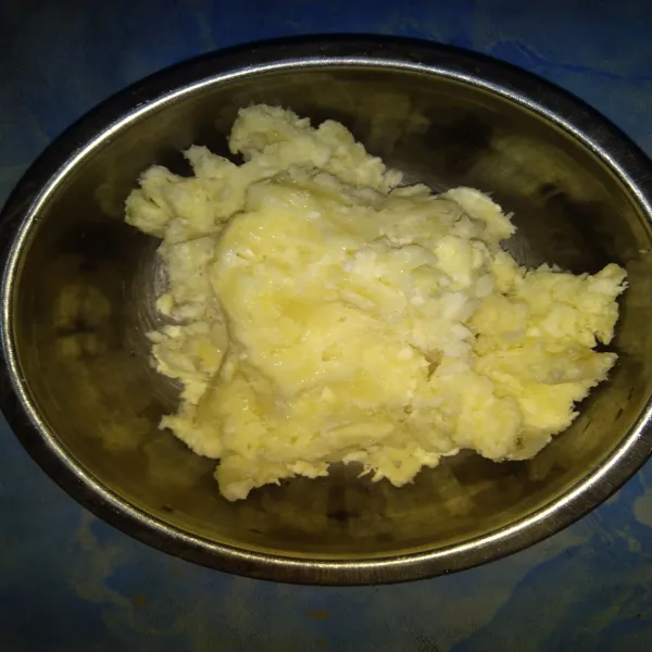 Tumbuk singkong rebus dengan potato masher (saya menggunakan cobek) sampai benar-benar halus.