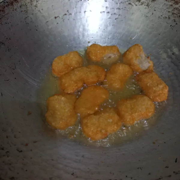 Goreng nugget hingga matang, tiriskan.