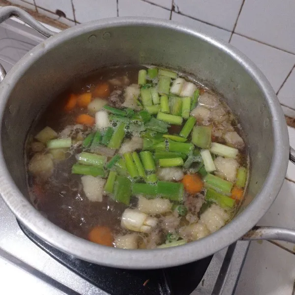 Terakhir masukkan daun bawang, masak sebentar dan angkat.