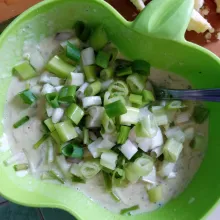 Masukkan daun bawang dan aduk rata.