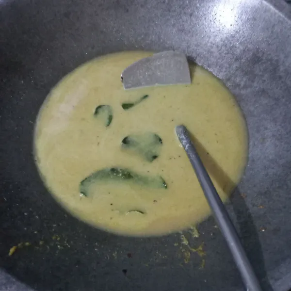 Tuang air, santan bubuk, kecap, gula merah, garam dan kaldu bubuk. Aduk rata hingga mendidih.