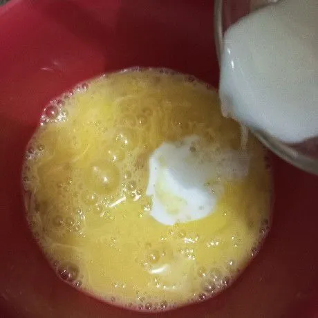 Siapkan kocokan telur dengan garam, tuang larutan fiber creme dan telur ke dalamnya, aduk rata.