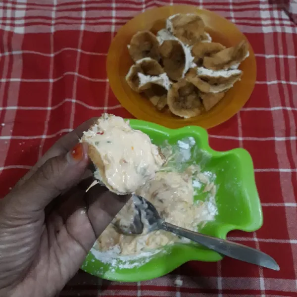 Ambil tahu lalu isi cekungannya dengan adonan aci.
Lakukan hingga semua tahu terisi.