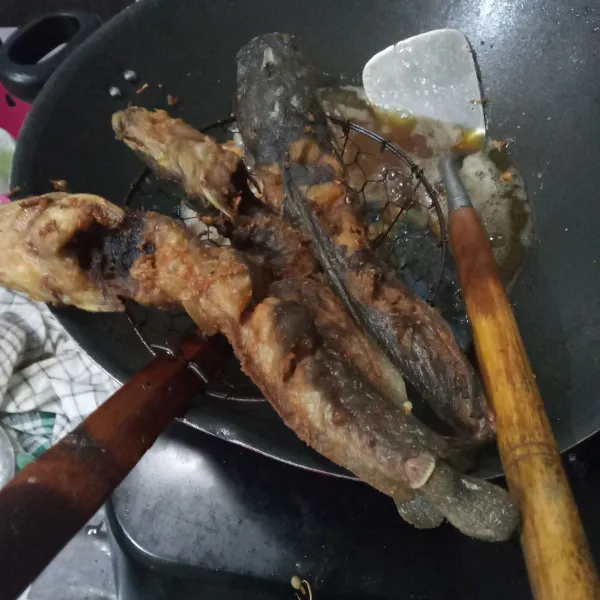 Masukkan lele, goreng hingga matang dan garing. Tiriskan.