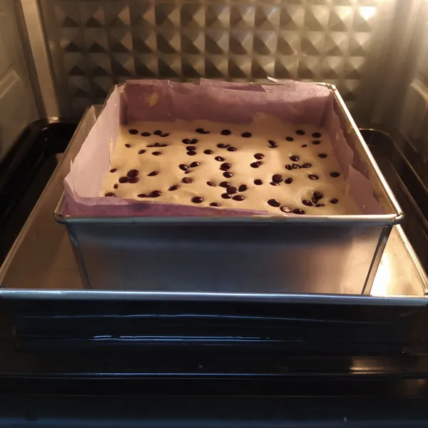 Masukkan ke dalam oven yang telah dipanaskan, beri loyang paling bawah dengan air panas (panggang dengan metode au bain marie) panggang selama 70 menit dengan api atas dan bawah di suhu 140°C.