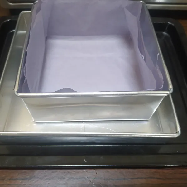 Siapkan loyang, saya ukuran 15 cm x 15 cm, alasi dengan baking paper secara keseluruhan, siapkan juga doubel loyang agar air tidak merembes.