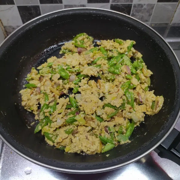 Masukkan campuran telur kepiting, aduk rata sampai berbulir. Bumbui merica bubuk, garam dan gula pasir. Aduk rata sambil koreksi rasa sesuai selera. Angkat dan sajikan.