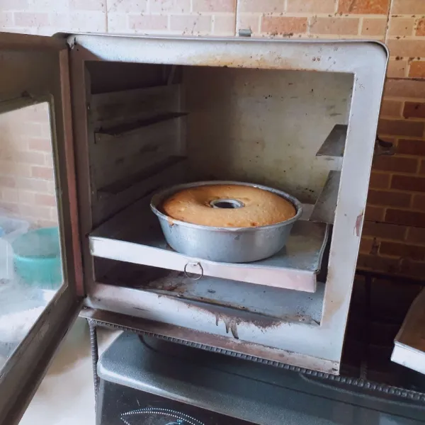 Panggang dalam oven yang sudah dipanaskan hingga matang. 40 menit rak bawah dan 10 menit rak atas, tergantung oven masing - masing.