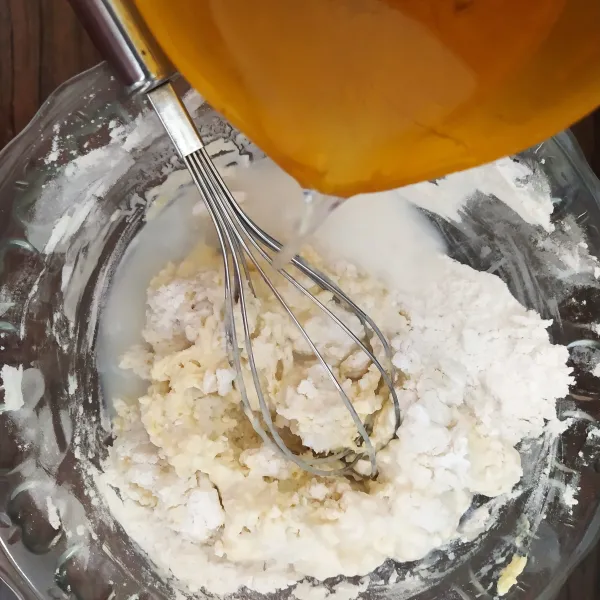 Campurkan bahan biang dengan tepung beras, garam dan air lalu aduk dengan menggunakan whisk agar tercampur rata dan tidak ada yang bergerindil.
