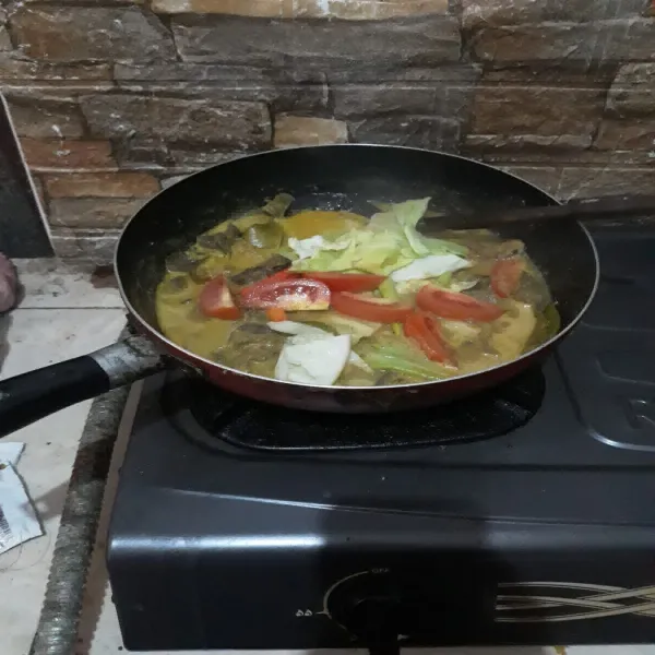 Masak hingga matang. Terakhir masukkan kol dan potongan tomat serta cabai rawit utuh, aduk sebentar. Kemudian angkat dan siap disajikan.