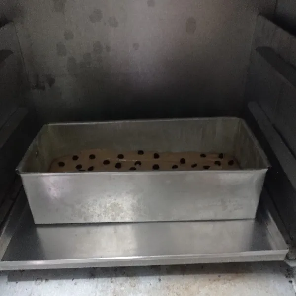 Tuang di loyang yang sudah diolesi mentega dan ditaburi sedikit terigu, beri topping choco chip dan panggang selama 25-30 menit dengan suhu 150°C.