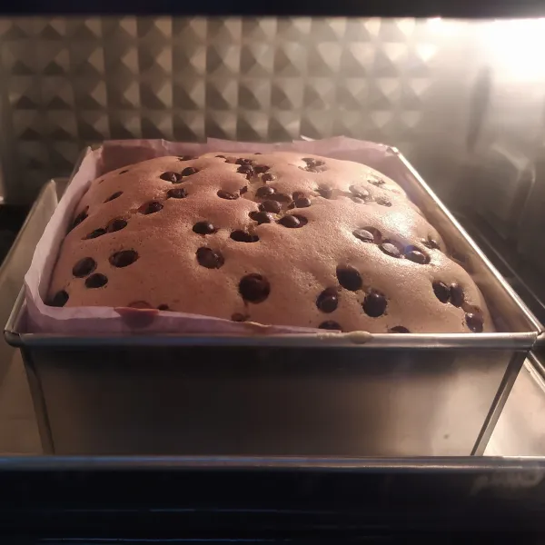 Kalau sudah 70 menit, lakukan tes tusuk pada cake. 
Jika tidak ada adonan yang menempel di lidi maka cake sudah matang.