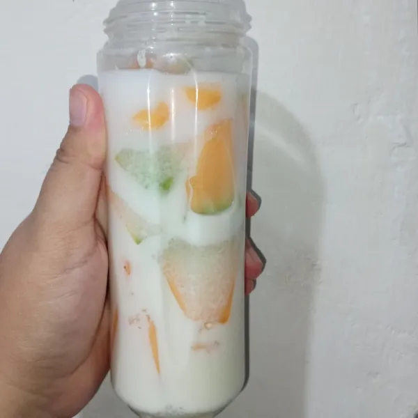 Tuang susu cair.