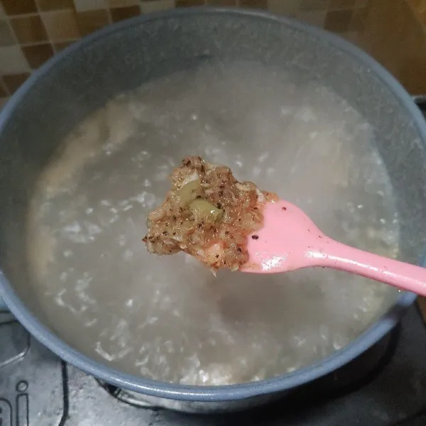 Kemudian masukkan bumbu halus ke dalam air rebusan daging.
Aduk rata.