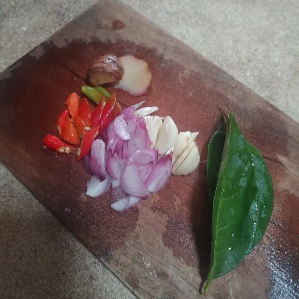 Untuk bumbu iris tipis bawang merah, bawang putih dan cabe.