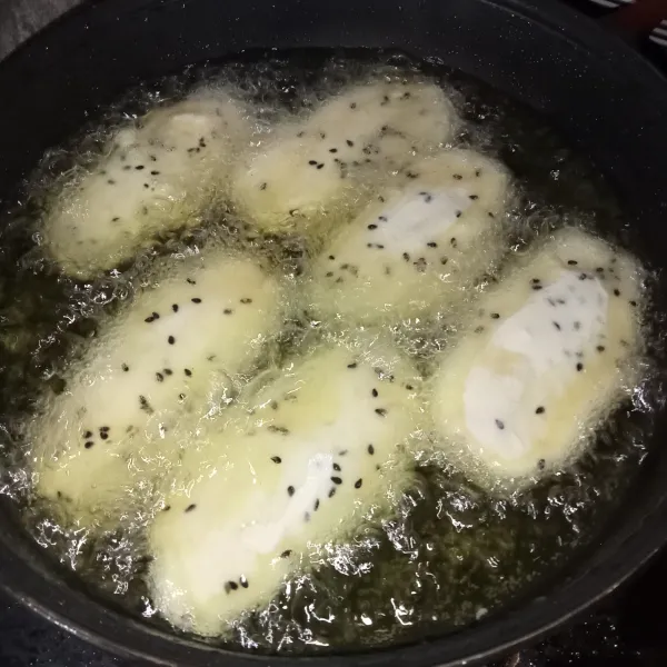 Goreng pisang hingga setengah matang, angkat dan tiriskan.