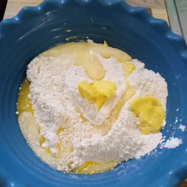 Masukkan terigu, garam, margarin, baking powder, kocokan telur dan gula pasir kedalam wadah. Kemudian tambahkan air.