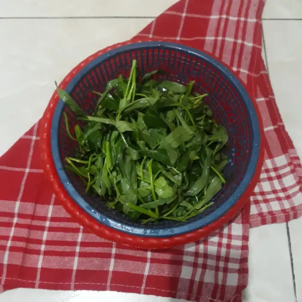 Petiki kangkung, lalu cuci bersih.