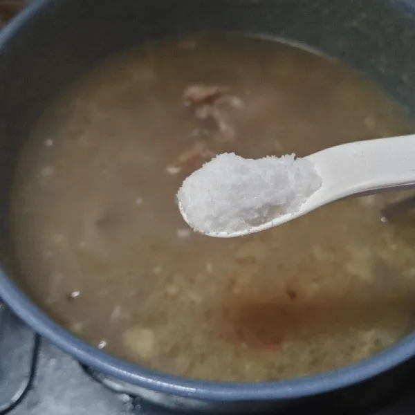 Bumbui dengan kaldu bubuk dan garam.
Koreksi rasanya.