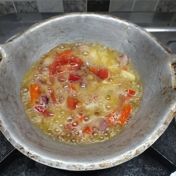 Goreng semua bahan sambal sampai layu dan matang.