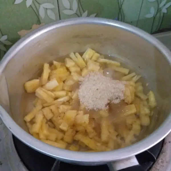 Masukkan nanas ke dalam panci tambahkan air dan gula.