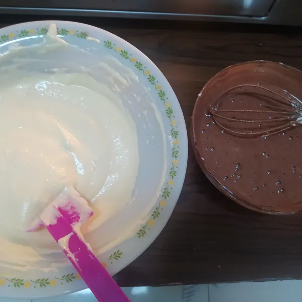 Bagi 2 adonan meringue, sebagian campur ke adonan kuning telur pasta coklat dan sebagian lagi campur ke adonan kuning telur pasta vanila. 
Aduk dengan spatula metode aduk balik hingga tercampur rata.