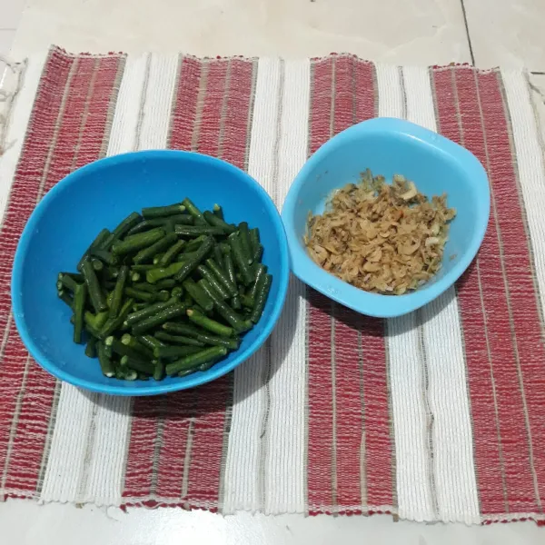 Rendam rebon dengan air hangat dan tiriskan. Kemudian potong-potong kacang panjang dan cuci bersih.