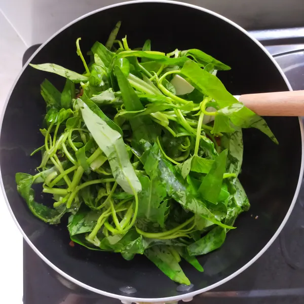 Masukkan kangkung.