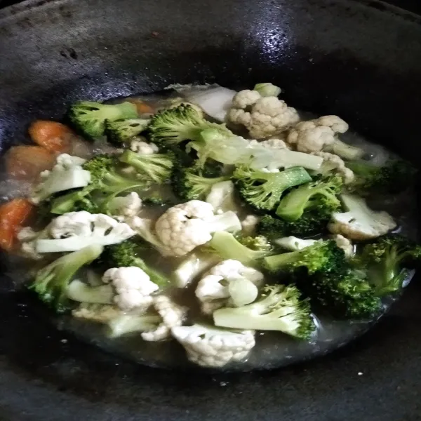 Kemudian masukkan  brokoli dan bunga kol aduk rata, tutup sebentar.