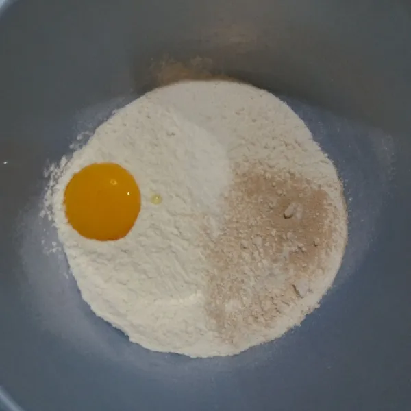 Bahan B : Masukkan terigu, air, ragi, kuning telur, & adonan biang ke dalam wadah, uleni hingga kalis.