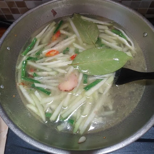 Tuang air dan masukan daun salam, masak hingga kuah mendidih. Dan sayur empuk.