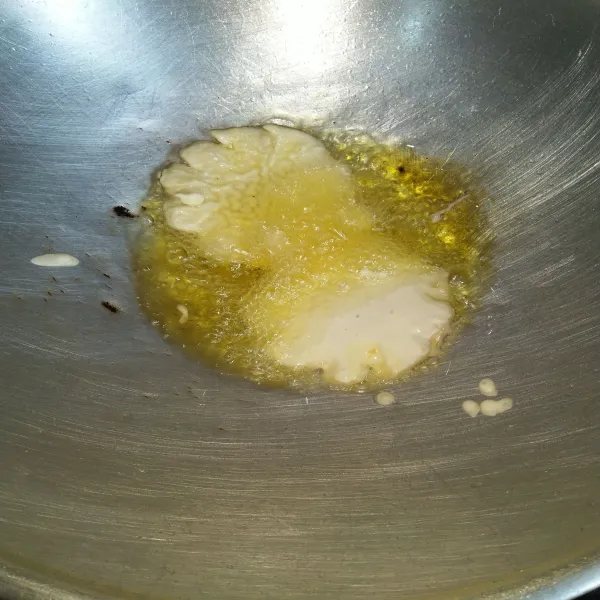 Panaskan minyak, lalu goreng nanas yang telah di balur adonan tepung sampai matang, angkat, tiriskan