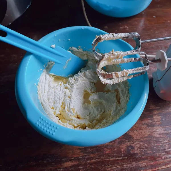 Mixer margarin dan gula dengan kecepatan tinggi hingga pucat (5 menit).