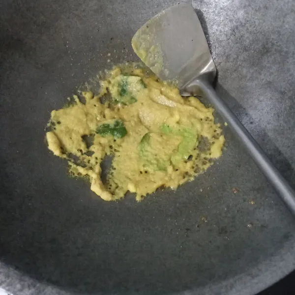 Tumis bumbu halus dan daun jeruk hingga harum.