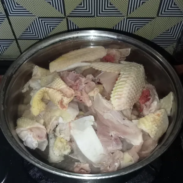 Rebus ayam dan air di panci.